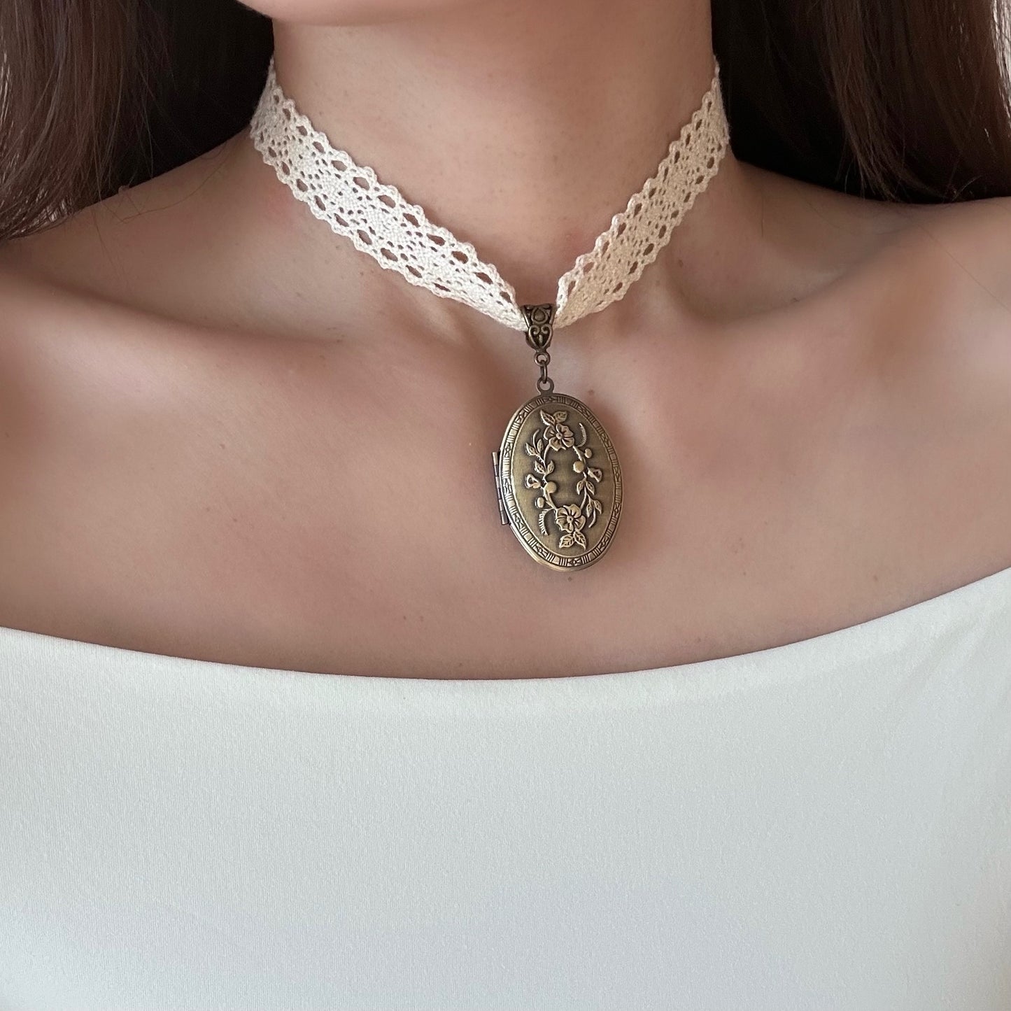 Oval Locket Lace Choker