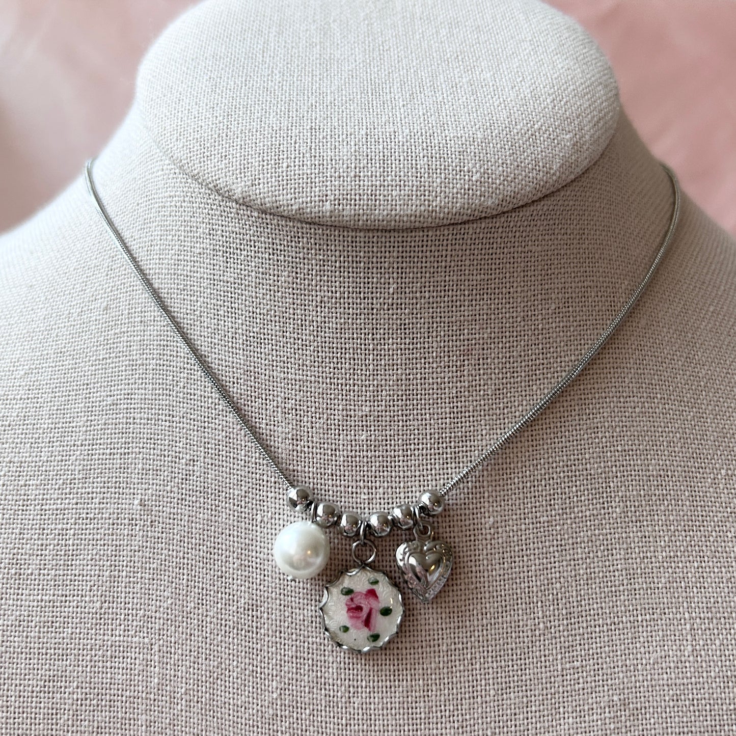 Pearly Rosaline Necklace