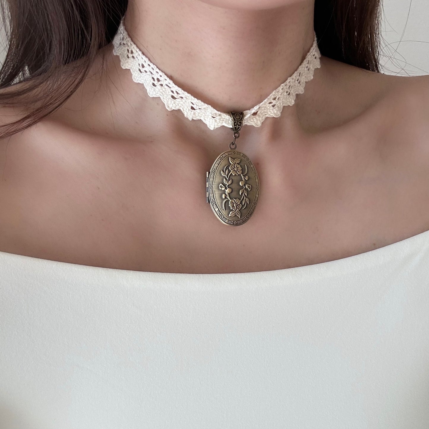 Oval Locket Lace Choker
